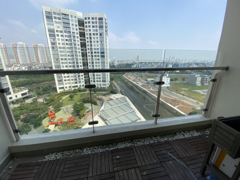 Thi công dán phim cách nhiệt bảo vệ kính